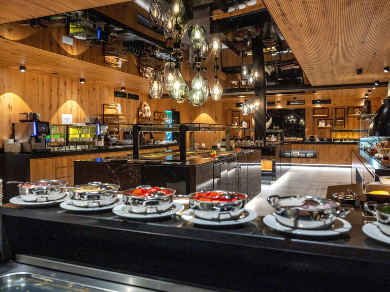 Ein reichhaltiges Buffet im Wellnesshotel Mooshof im Bayerischen Wald mit einer Vielzahl an Speisen auf dem Tresen.
