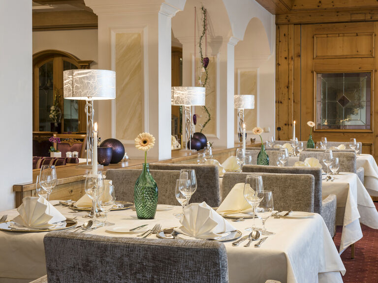 Eine ansprechend gestaltete Essensatmosphäre mit elegant gedeckten Tischen im Speisesaal des Restaurants Silberstube im Hotel Mooshof in Bayern.