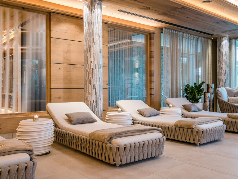 heller Ruheraum mit modernen weißen Sitzmöbeln und stilvollem Design im Sauna Bereich zum Wellness genießen im Hotel Mooshof.