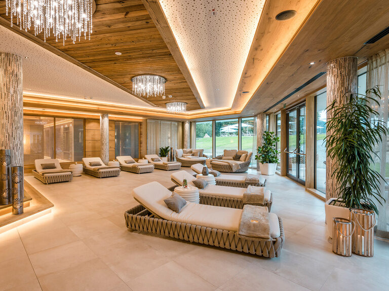 Eine harmonische Mischung aus Design und Komfort im Ruheraum des Resort Mooshof.