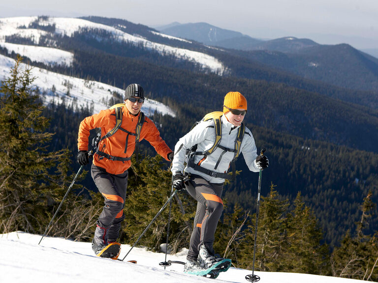 Zwei Wintersportler bei einer Skitour durch den Bayerischen Wald nahe Bodenmais.