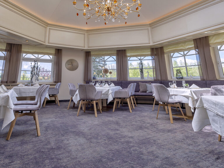 Das lichtdurchflutete Sonnenstube Restaurant des Hotels Mooshof im Bayerischen Wald mit einem beeindruckenden Dachfenster.