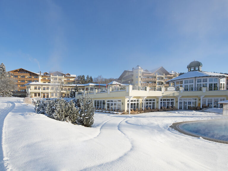 Der schneebedeckte Mooshof bei Bodenmais im Winter.