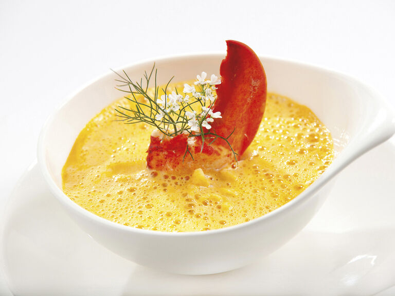 Eine leckere Portion Suppe als Vorspeise in modernem Geschirr von dem Restaurant des Hotels Mooshof in Bodenmais.