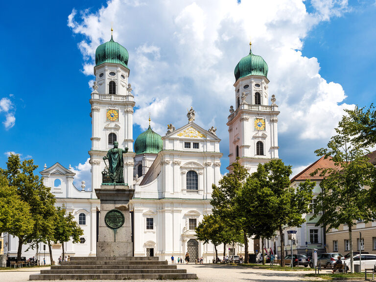 Der imposante passauer Dom in der Altstadt Passaus.