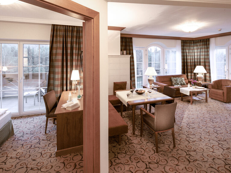Heller Wohnbereich mit gemütlicher Eckbank in der Turmsuite Kronberg des Wellnesshotels Mooshof im Bayerischen Wald.