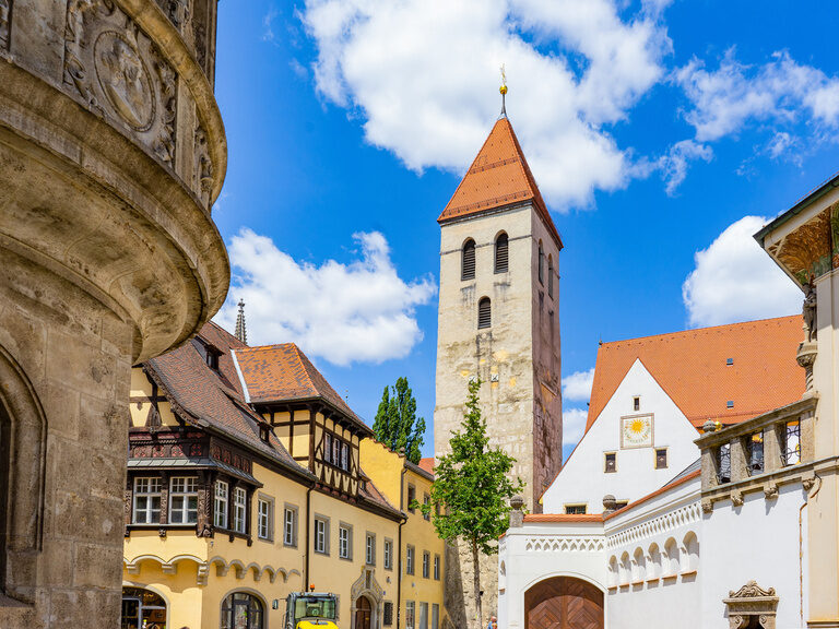 Ein malerischer Glockenturm in der Mitte von Regensburg.