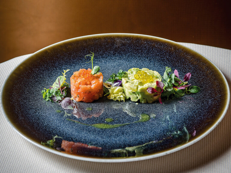 kulinarisches Meisterwerk als Vorspeise auf einem Tisch im Restaurant des Wellnesshotels Mooshof im Bayerischen Wald.