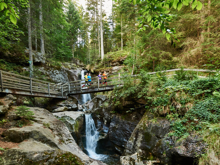 Ein Fluss mit einigen plätschernden Wasserfällen suchte sich einst seinen Weg durch den Felsen und schuf eine kleine Schlucht. Perfekt zum Wandern