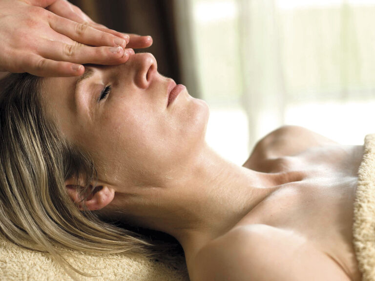Eine entspannende Schönheitspflege im Gesicht von einer Frau im Wellnesshotel Mooshof in Bodenmais.