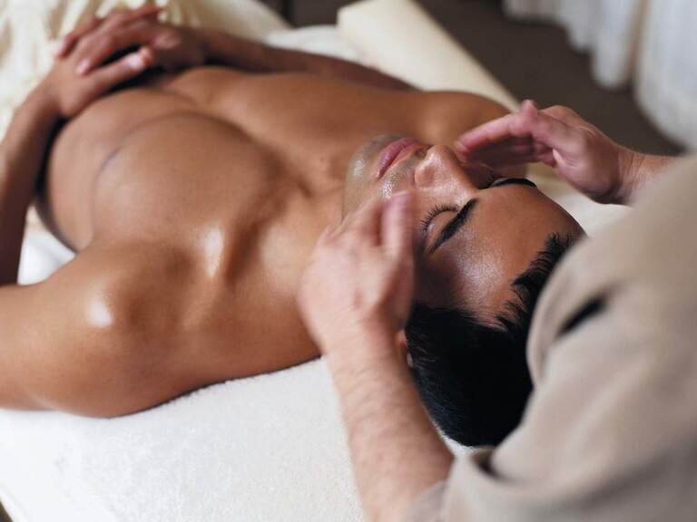 Eine entspannende Gesichtsmassage für einen Mann im Wellnesshotel Mooshof im bayerischen Wald.