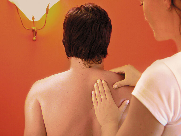 Im Wellnesshotel Mooshof im Bayerischen Mann erlebt ein Mann eine entspannende Rückenmassage.
