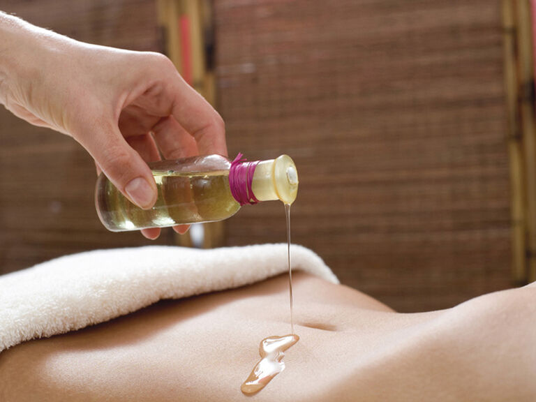 Eine wohltuende Massage mit ätherischen Ölen im Wellnessbereich des Wellnesshotels Mooshof im Bayerischen Wald.