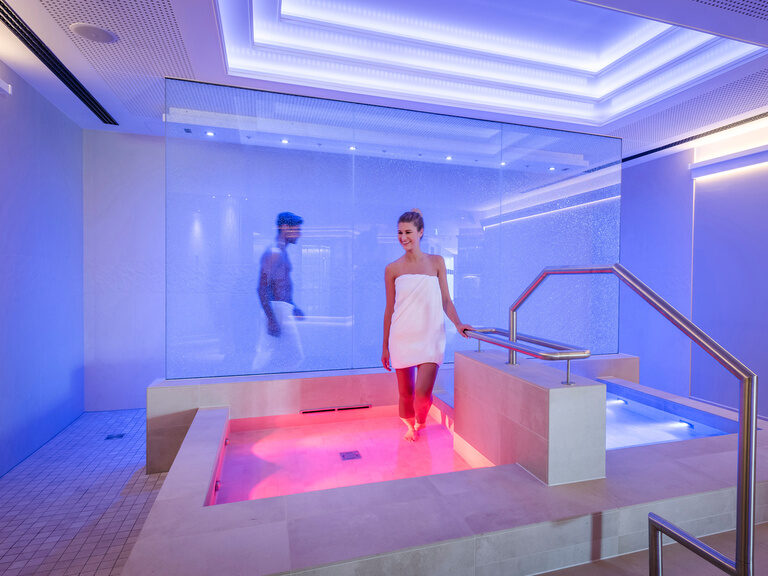 Frau im Handtuch beim Kneipen im elegantem SPA-Bereich im Hotel Mooshof.