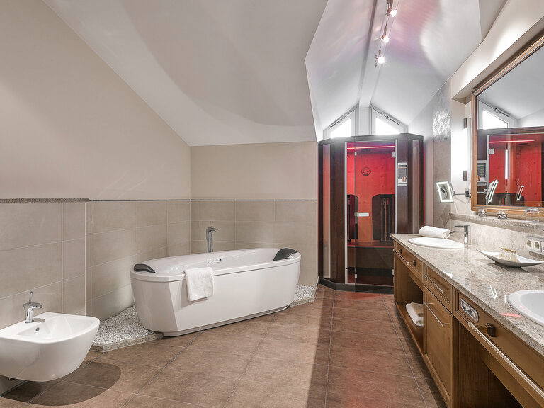 Luxus Badezimmer der Wellnesssuite Bergzauber im Wellnesshotel Mooshof in Bodenmais, ausgestattet mit einer Partner-Dampfdusche und einer Infrarotkabine.