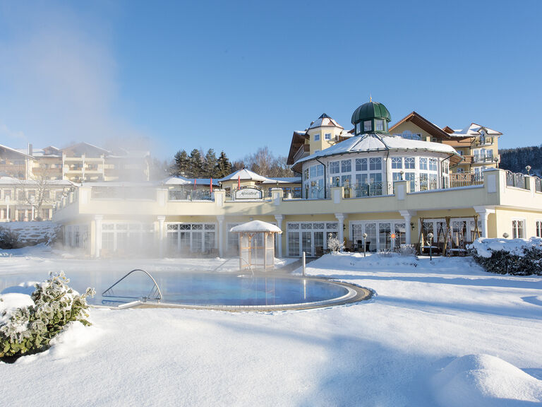 Der beheizte Aussenpool vor dem Wellnesshotel Mooshof inmitten der gefrorenen Winterlandschaft von Bodenmais.