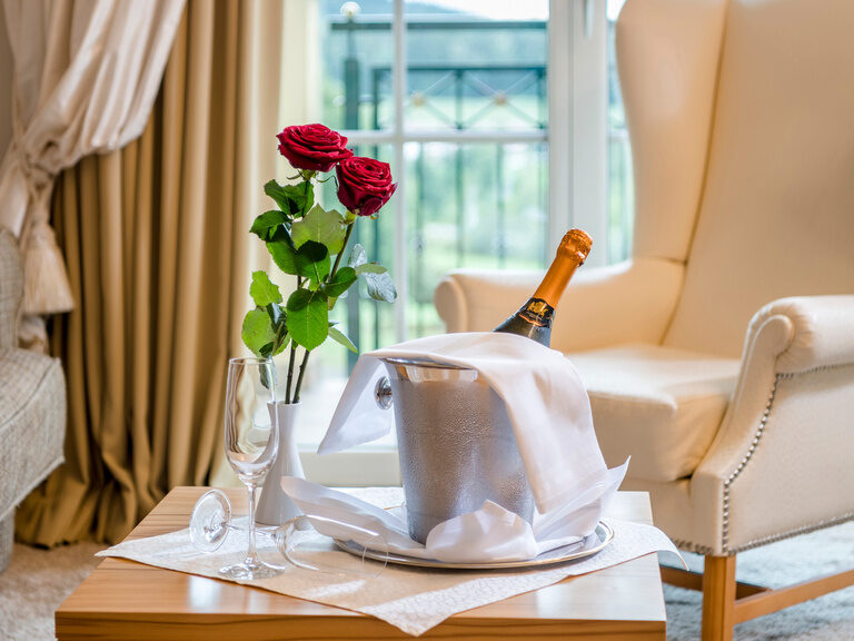 Der mit Blumen geschmückte Tisch vervollständigt das Honeymoonsuite-Interieurdesign im Wellnesshotel Moooshof im Bayerischen Wald.